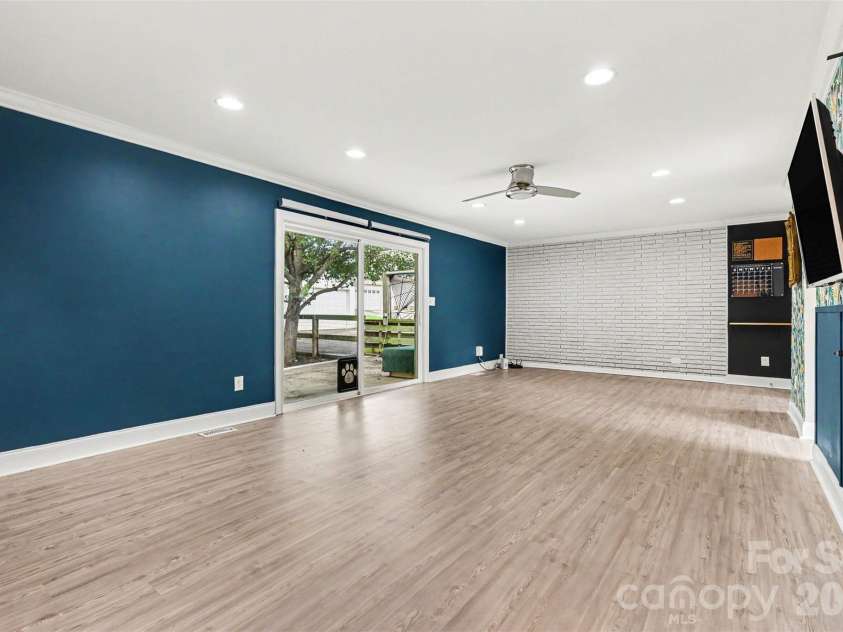 7048 Delta Lake Drive, Charlotte, NC 28215.  MLS# CAR4390901, YatesRealty ID 32746. 