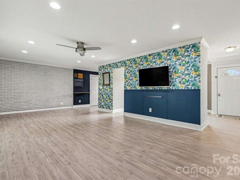 7048 Delta Lake Drive, Charlotte, NC 28215.  MLS# CAR4390901, YatesRealty ID 32746. 