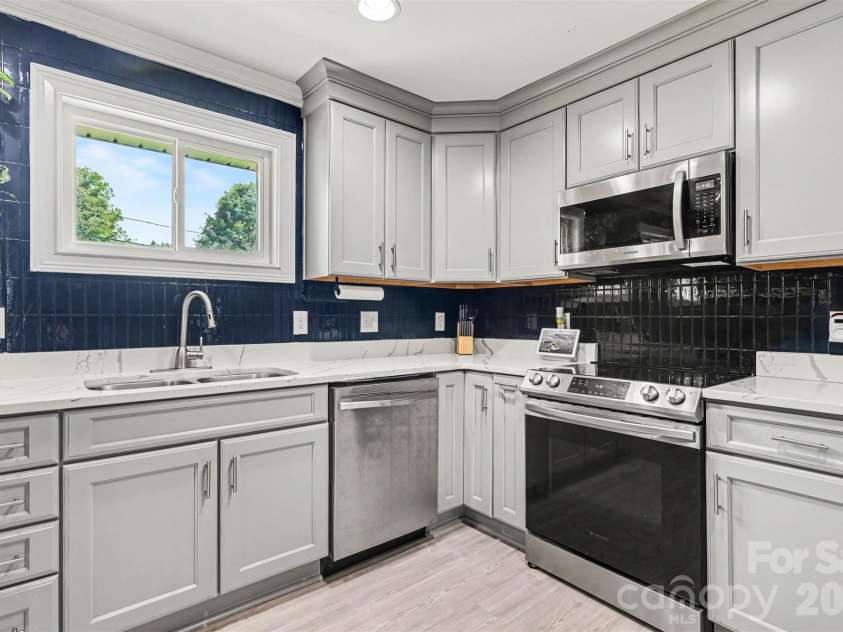 7048 Delta Lake Drive, Charlotte, NC 28215.  MLS# CAR4390901, YatesRealty ID 32746. 