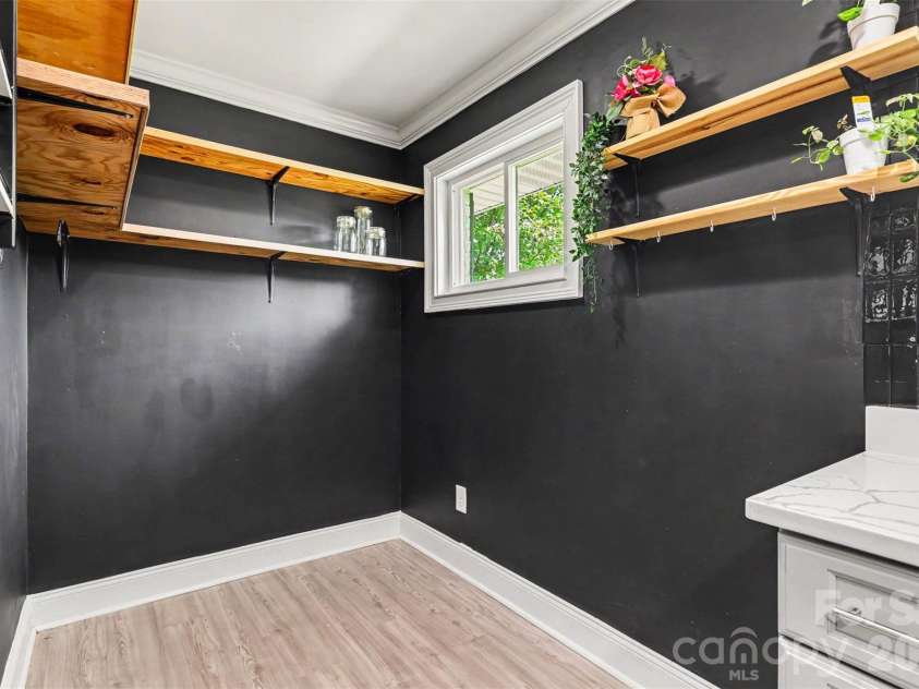 7048 Delta Lake Drive, Charlotte, NC 28215.  MLS# CAR4390901, YatesRealty ID 32746. 