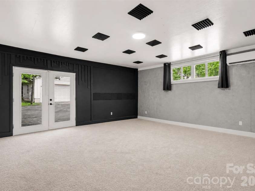 7048 Delta Lake Drive, Charlotte, NC 28215.  MLS# CAR4390901, YatesRealty ID 32746. 