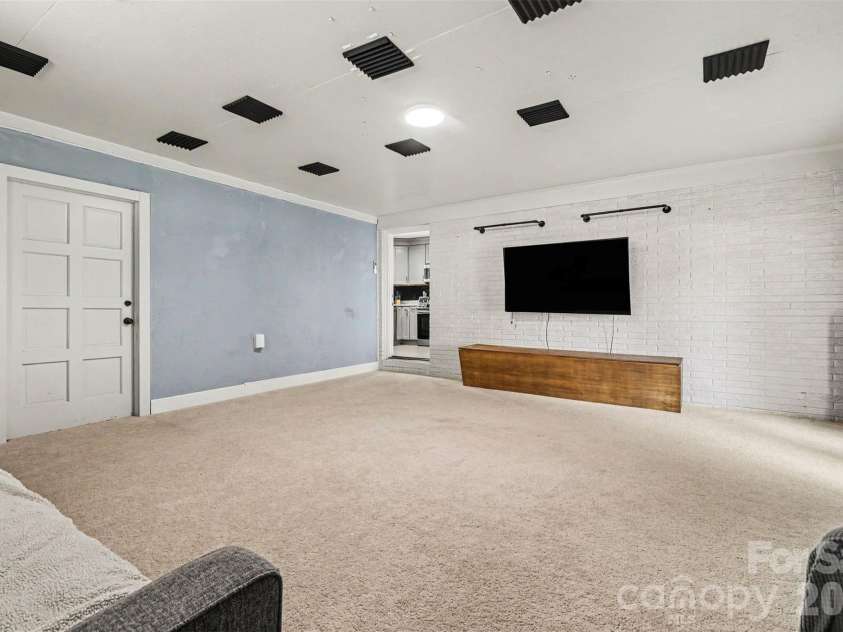 7048 Delta Lake Drive, Charlotte, NC 28215.  MLS# CAR4390901, YatesRealty ID 32746. 