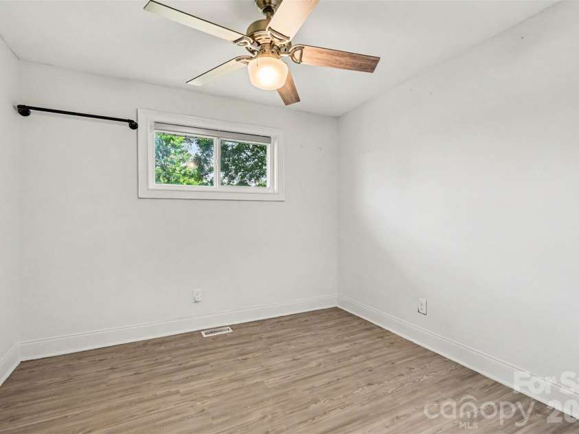 7048 Delta Lake Drive, Charlotte, NC 28215.  MLS# CAR4390901, YatesRealty ID 32746. 