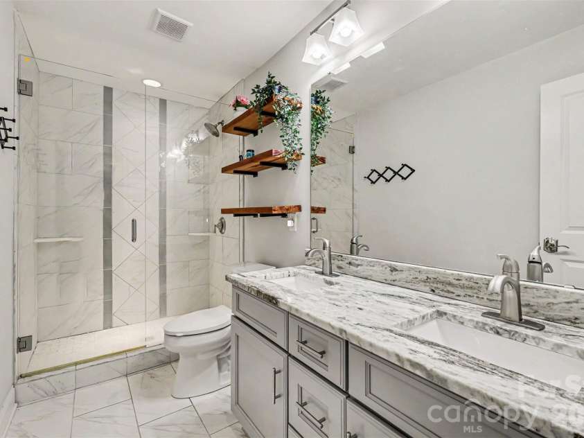 7048 Delta Lake Drive, Charlotte, NC 28215.  MLS# CAR4390901, YatesRealty ID 32746. 