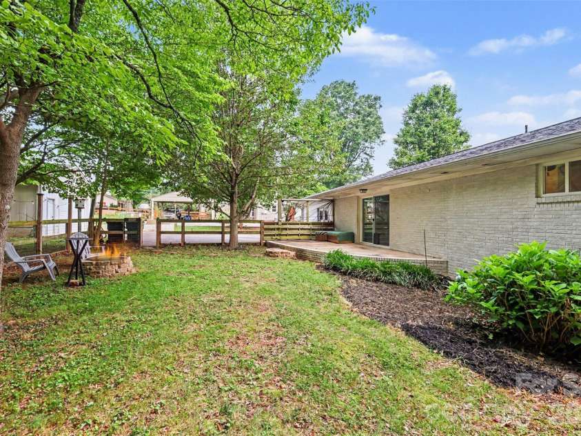 7048 Delta Lake Drive, Charlotte, NC 28215.  MLS# CAR4390901, YatesRealty ID 32746. 