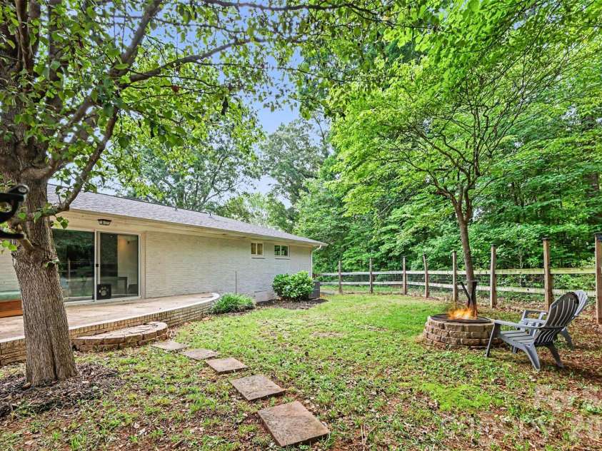 7048 Delta Lake Drive, Charlotte, NC 28215.  MLS# CAR4390901, YatesRealty ID 32746. 