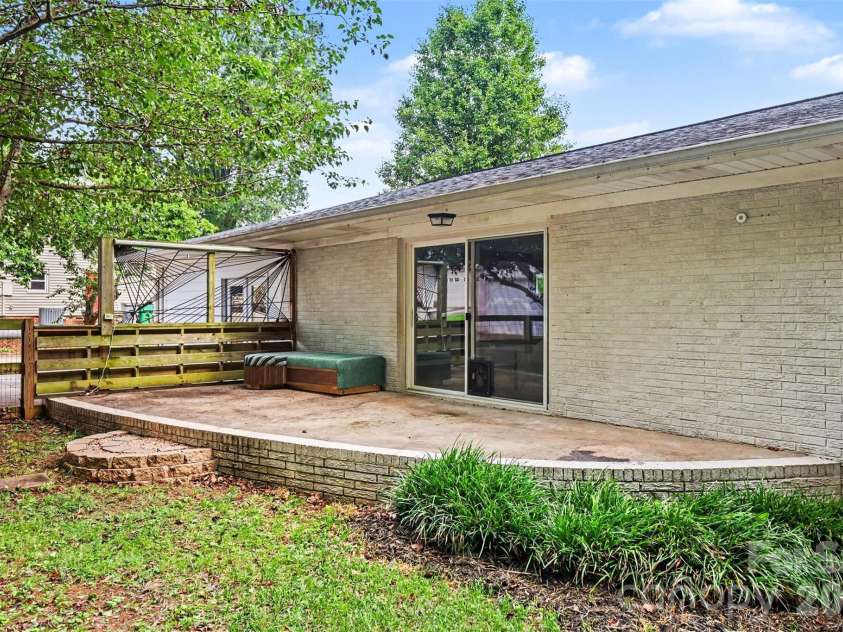 7048 Delta Lake Drive, Charlotte, NC 28215.  MLS# CAR4390901, YatesRealty ID 32746. 