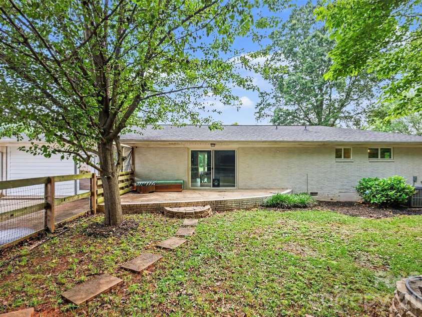 7048 Delta Lake Drive, Charlotte, NC 28215.  MLS# CAR4390901, YatesRealty ID 32746. 