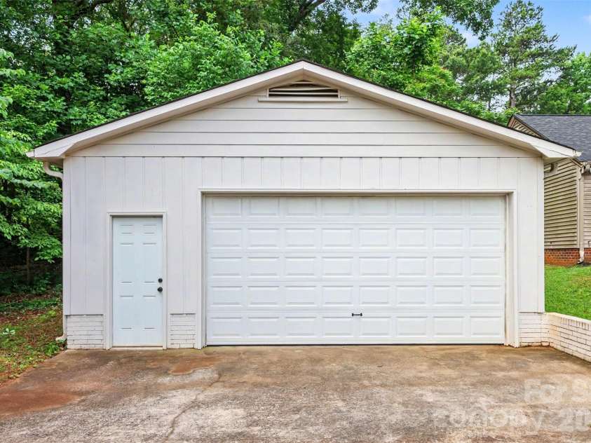 7048 Delta Lake Drive, Charlotte, NC 28215.  MLS# CAR4390901, YatesRealty ID 32746. 