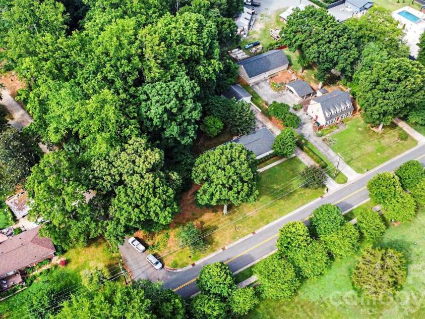 7048 Delta Lake Drive, Charlotte, NC 28215.  MLS# CAR4390901, YatesRealty ID 32746. 
