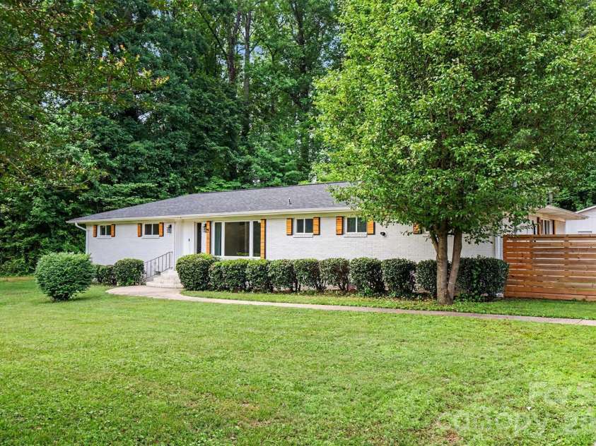 7048 Delta Lake Drive, Charlotte, NC 28215.  MLS# CAR4390901, YatesRealty ID 32746. 