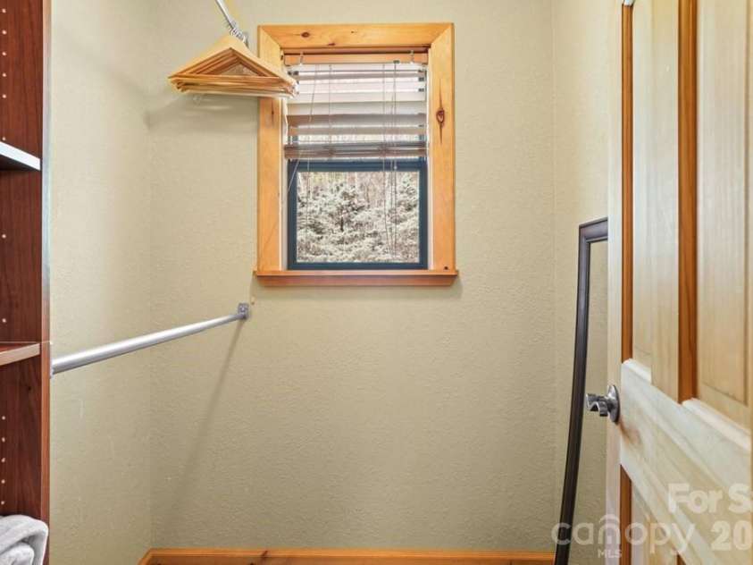 210 Chickadee Drive, Bryson City, NC 28713.  MLS# CAR4394227, YatesRealty ID 32748. 