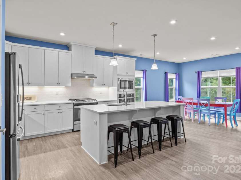 8533 Everwood Avenue, Huntersville, NC 28078.  MLS# CAR4290997, YatesRealty ID 32748. This Kitchen has everything you need!