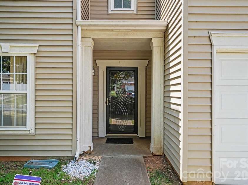 13933 Pinyon Pine Lane, Charlotte, NC 28215.  MLS# CAR4384167, YatesRealty ID 32749. 