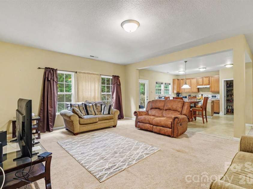 13933 Pinyon Pine Lane, Charlotte, NC 28215.  MLS# CAR4384167, YatesRealty ID 32749. 