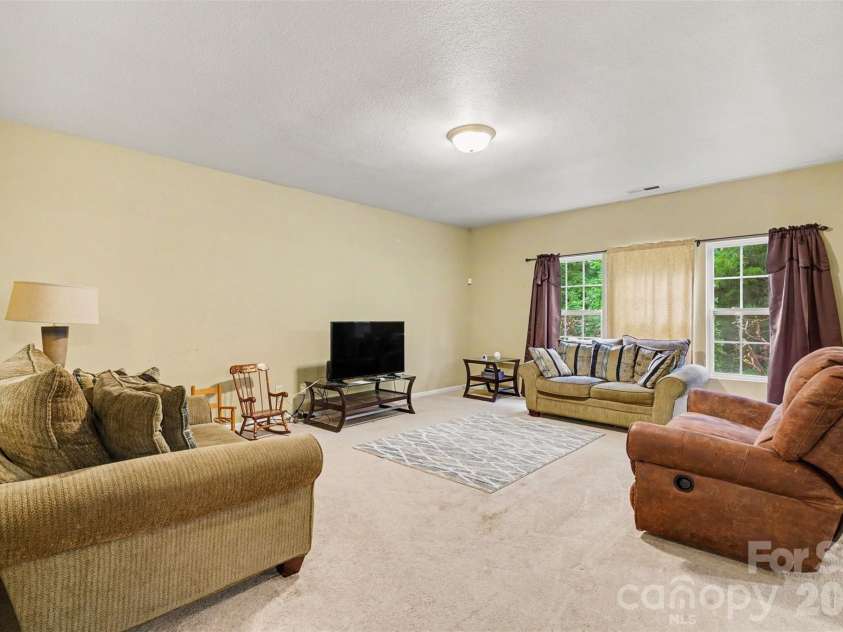 13933 Pinyon Pine Lane, Charlotte, NC 28215.  MLS# CAR4384167, YatesRealty ID 32749. 