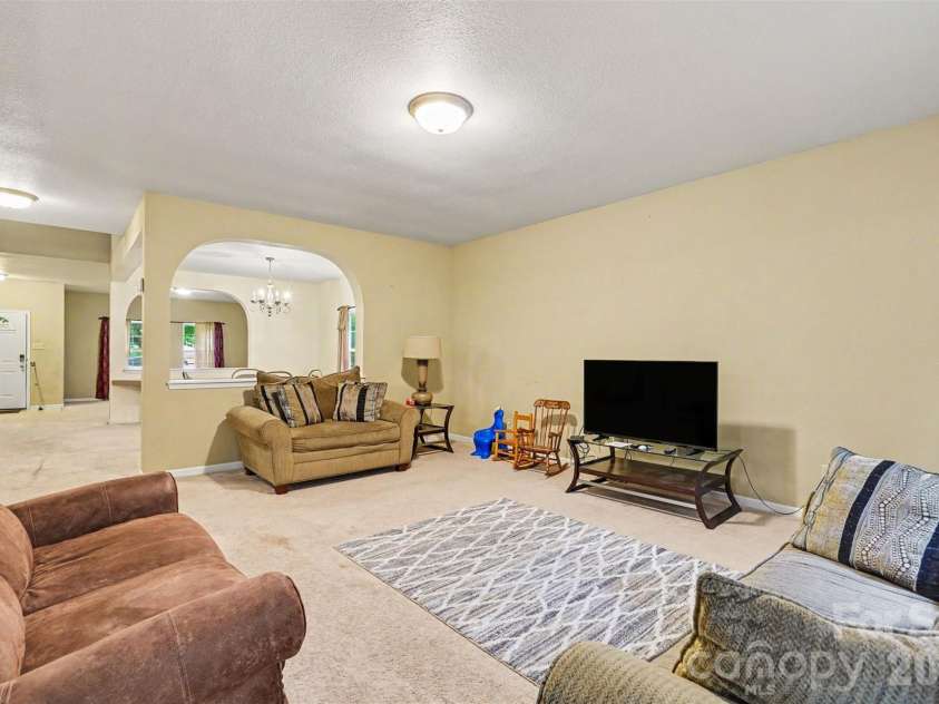 13933 Pinyon Pine Lane, Charlotte, NC 28215.  MLS# CAR4384167, YatesRealty ID 32749. 