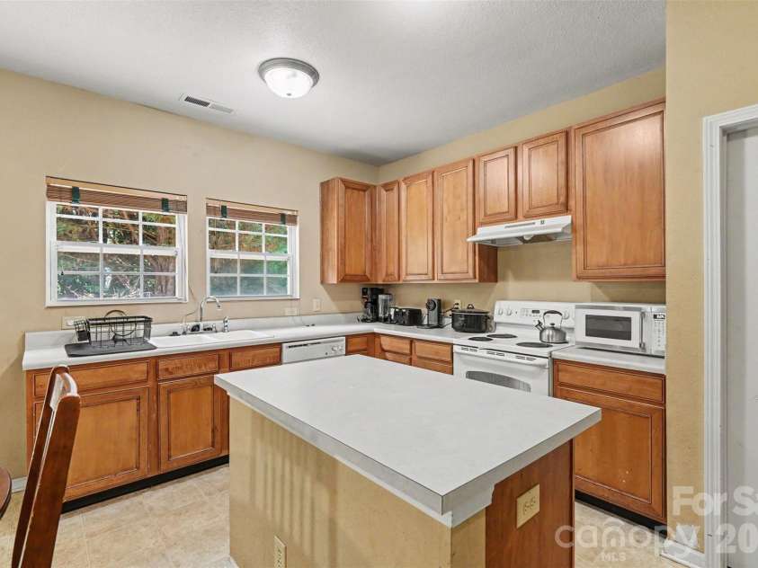 13933 Pinyon Pine Lane, Charlotte, NC 28215.  MLS# CAR4384167, YatesRealty ID 32749. 