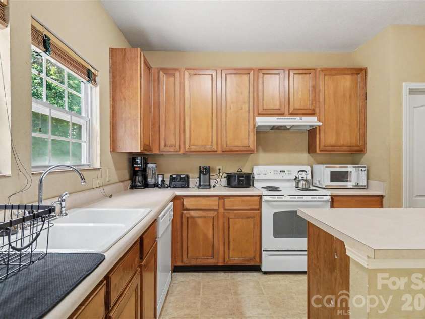 13933 Pinyon Pine Lane, Charlotte, NC 28215.  MLS# CAR4384167, YatesRealty ID 32749. 