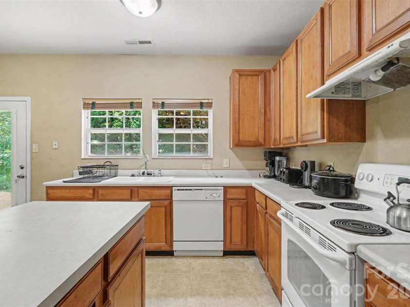 13933 Pinyon Pine Lane, Charlotte, NC 28215.  MLS# CAR4384167, YatesRealty ID 32749. 