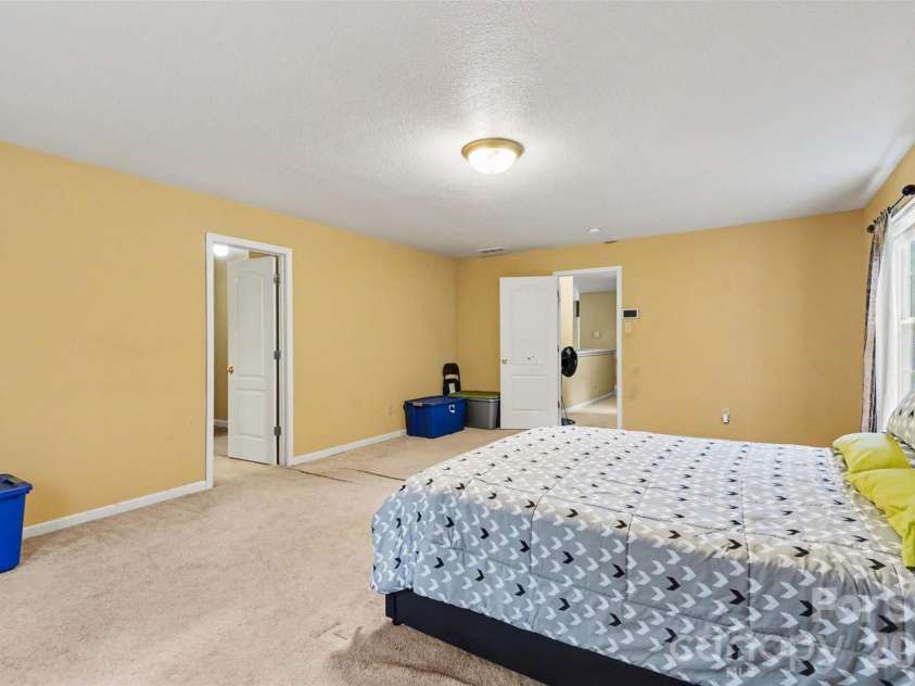 13933 Pinyon Pine Lane, Charlotte, NC 28215.  MLS# CAR4384167, YatesRealty ID 32749. 