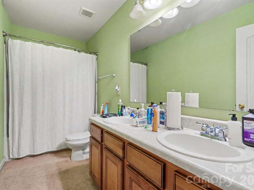 13933 Pinyon Pine Lane, Charlotte, NC 28215.  MLS# CAR4384167, YatesRealty ID 32749. 
