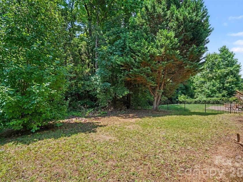13933 Pinyon Pine Lane, Charlotte, NC 28215.  MLS# CAR4384167, YatesRealty ID 32749. 