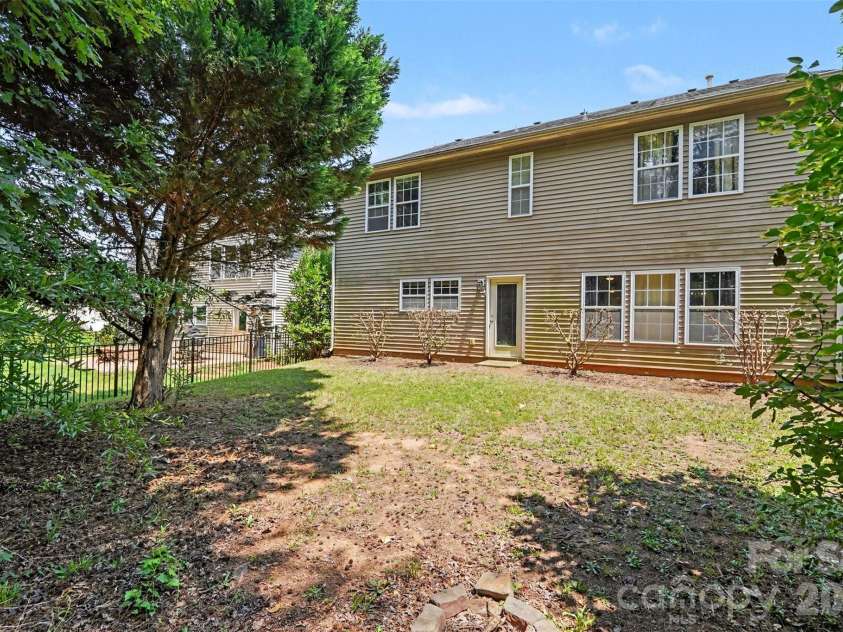 13933 Pinyon Pine Lane, Charlotte, NC 28215.  MLS# CAR4384167, YatesRealty ID 32749. 