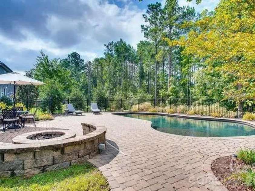 2404 Hamlet Court, Matthews, NC 28105.  MLS# CAR4342426, YatesRealty ID 3275. 