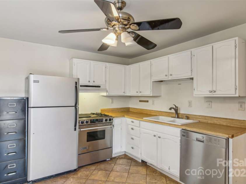 553 Main Street, Brevard, NC 28712.  MLS# CAR4235243, YatesRealty ID 3275. 