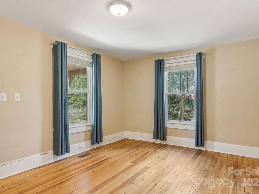 553 Main Street, Brevard, NC 28712.  MLS# CAR4235243, YatesRealty ID 3275. 