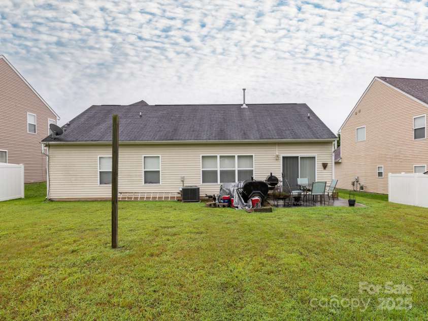 7941 Mossycup Drive, Charlotte, NC 28215.  MLS# CAR4292875, YatesRealty ID 32751. Backyard