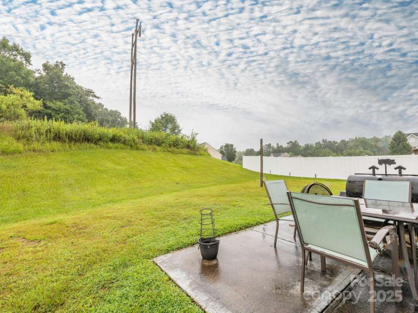 7941 Mossycup Drive, Charlotte, NC 28215.  MLS# CAR4292875, YatesRealty ID 32751. Backyard & Patio