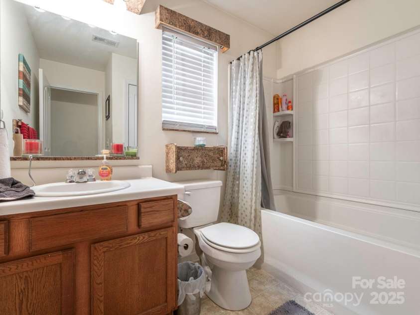 7941 Mossycup Drive, Charlotte, NC 28215.  MLS# CAR4292875, YatesRealty ID 32751. Bathroom 2