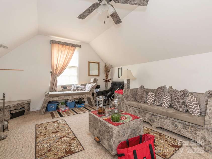 7941 Mossycup Drive, Charlotte, NC 28215.  MLS# CAR4292875, YatesRealty ID 32751. Bonus Room