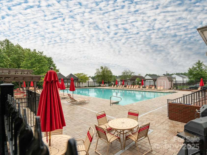 7941 Mossycup Drive, Charlotte, NC 28215.  MLS# CAR4292875, YatesRealty ID 32751. Community Pool