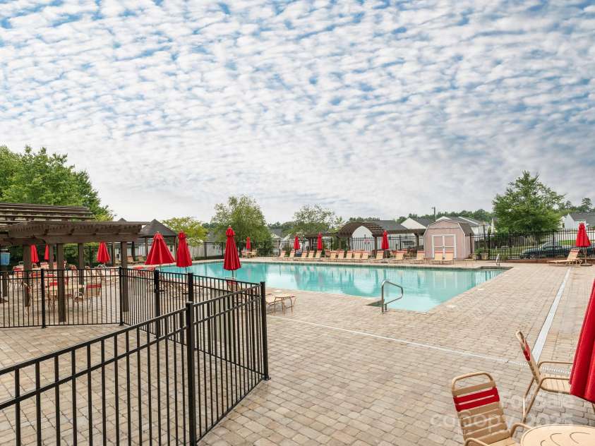 7941 Mossycup Drive, Charlotte, NC 28215.  MLS# CAR4292875, YatesRealty ID 32751. Community Pool