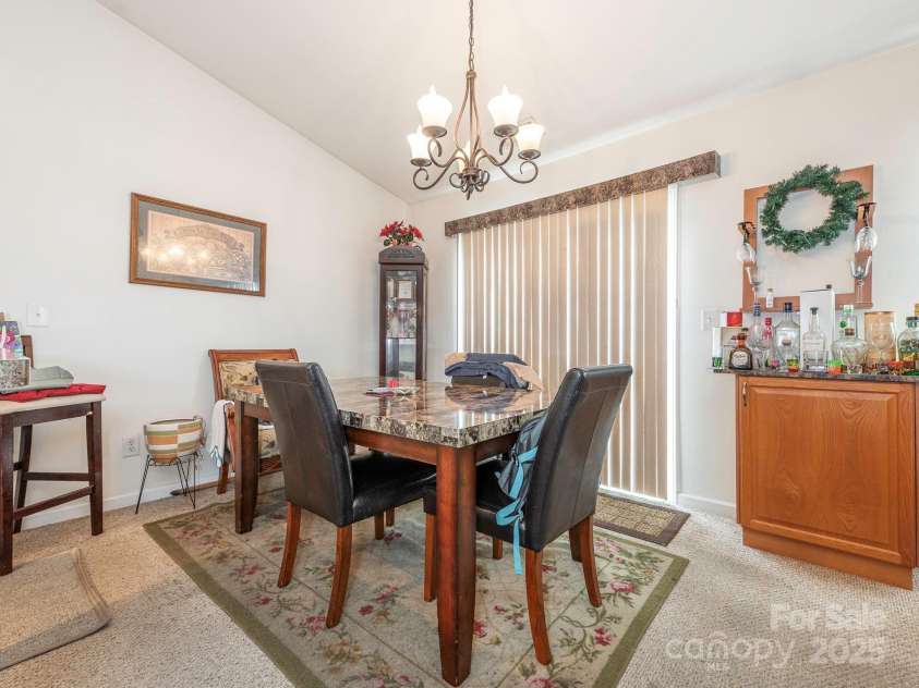 7941 Mossycup Drive, Charlotte, NC 28215.  MLS# CAR4292875, YatesRealty ID 32751. Dining Area