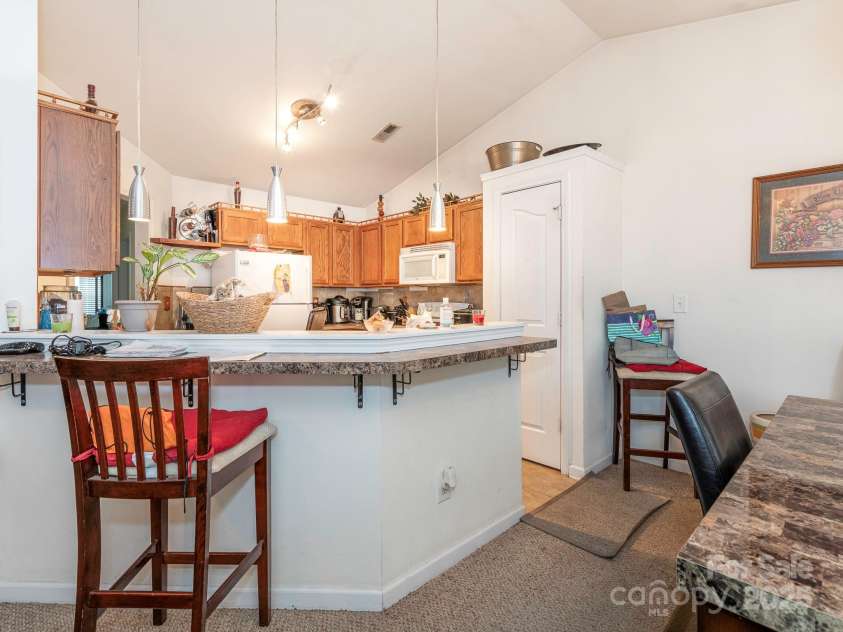 7941 Mossycup Drive, Charlotte, NC 28215.  MLS# CAR4292875, YatesRealty ID 32751. Kitchen