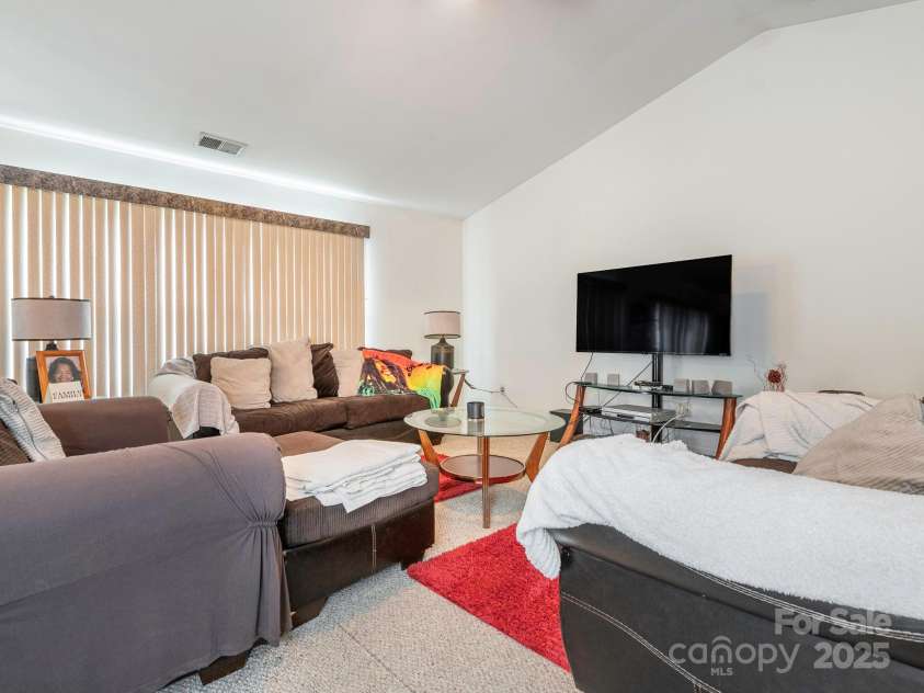 7941 Mossycup Drive, Charlotte, NC 28215.  MLS# CAR4292875, YatesRealty ID 32751. Living Room