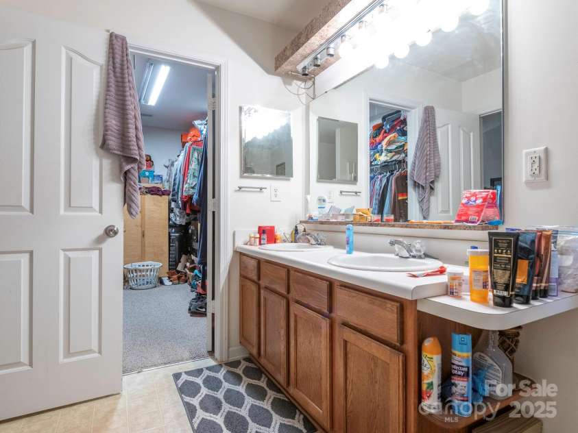 7941 Mossycup Drive, Charlotte, NC 28215.  MLS# CAR4292875, YatesRealty ID 32751. Primary Bathroo,