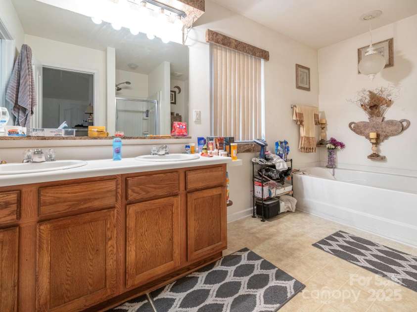 7941 Mossycup Drive, Charlotte, NC 28215.  MLS# CAR4292875, YatesRealty ID 32751. Primary Bathroom