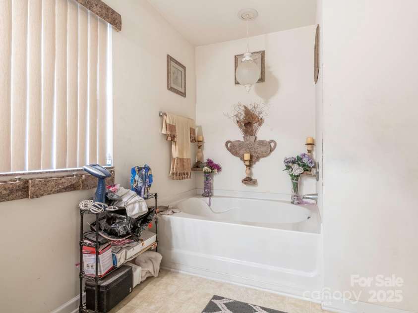 7941 Mossycup Drive, Charlotte, NC 28215.  MLS# CAR4292875, YatesRealty ID 32751. Primary Bathroom