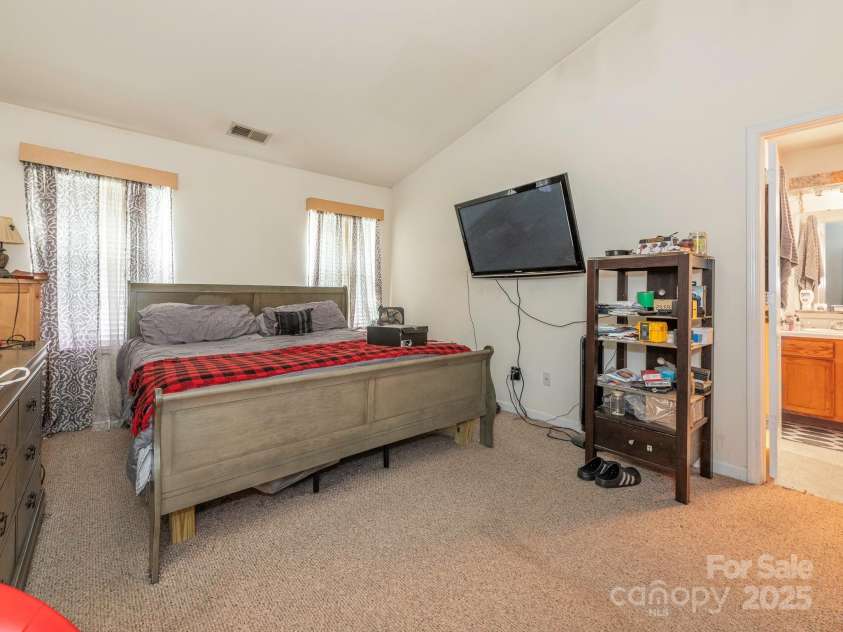 7941 Mossycup Drive, Charlotte, NC 28215.  MLS# CAR4292875, YatesRealty ID 32751. Primary Bedroom