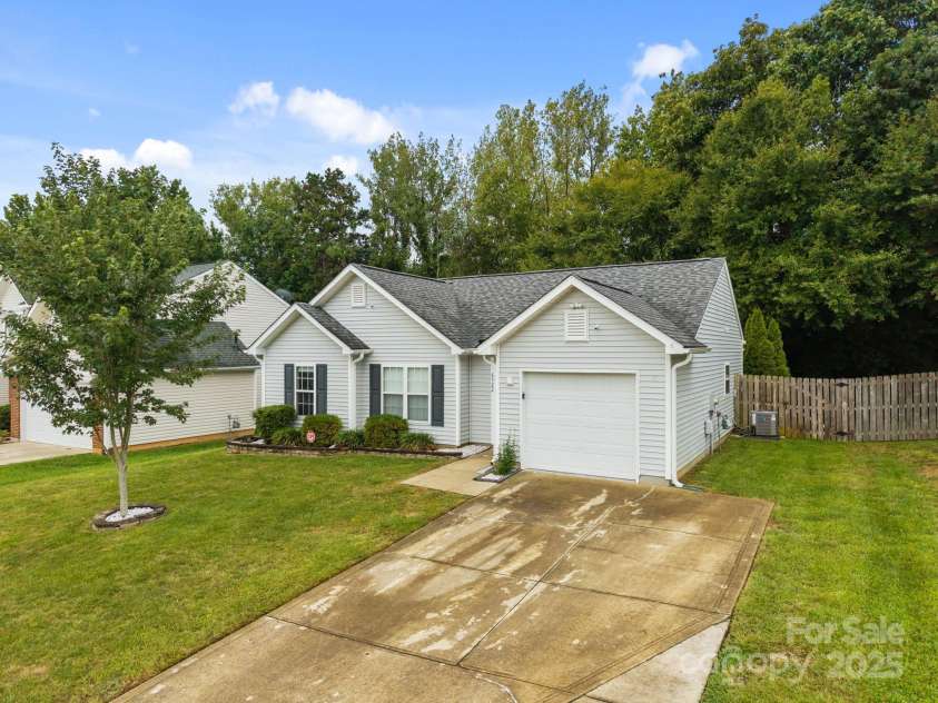 6922 Murray Grey Lane, Charlotte, NC 28273.  MLS# CAR4291045, YatesRealty ID 32753. 