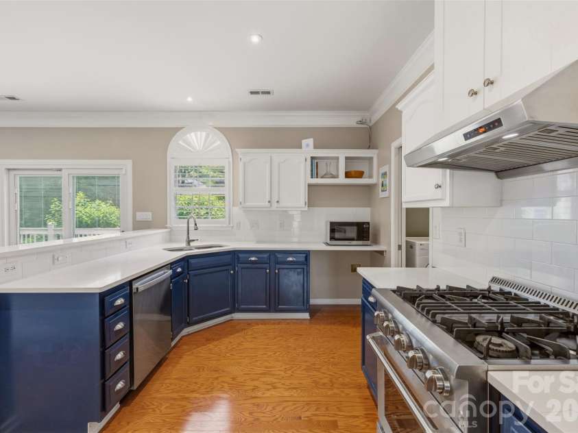 6202 Hickory Cove Lane, Charlotte, NC 28269.  MLS# CAR4392908, YatesRealty ID 32754. 