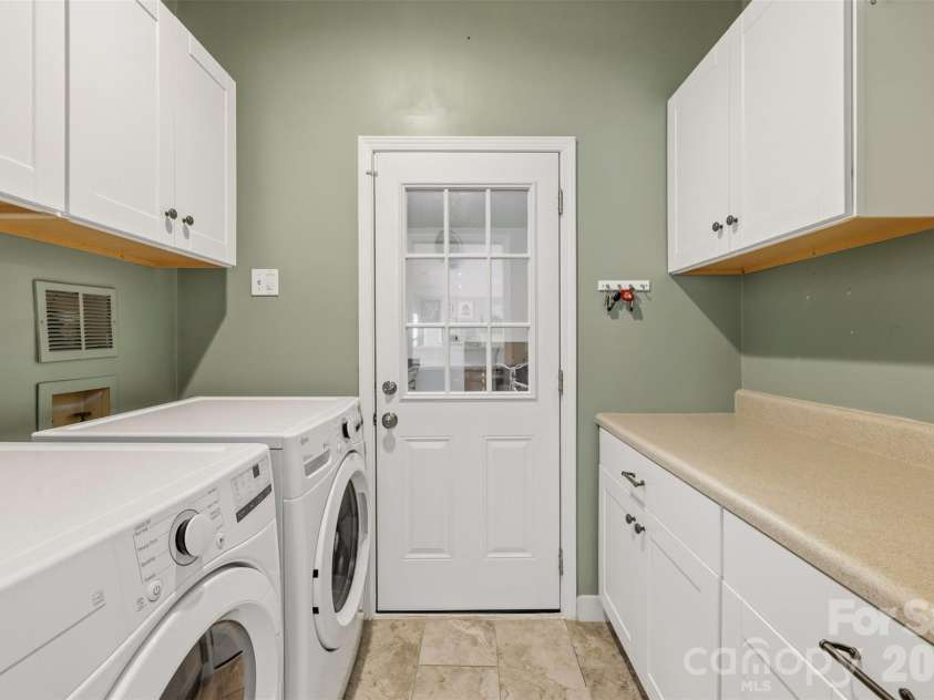 6202 Hickory Cove Lane, Charlotte, NC 28269.  MLS# CAR4392908, YatesRealty ID 32754. 
