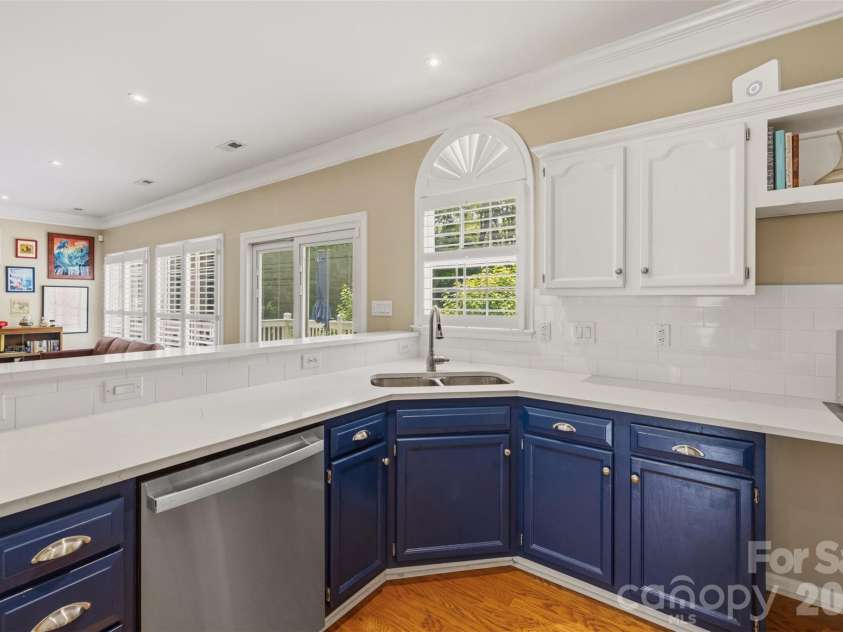 6202 Hickory Cove Lane, Charlotte, NC 28269.  MLS# CAR4392908, YatesRealty ID 32754. 