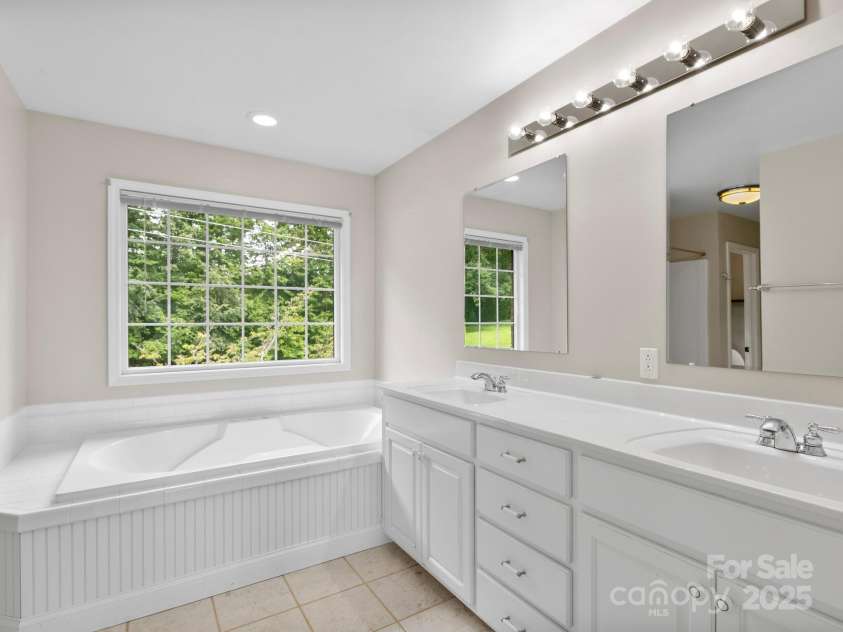 206 Bridle Path, Candler, NC 28715.  MLS# CAR4291478, YatesRealty ID 32755. Primary Full Bathroom