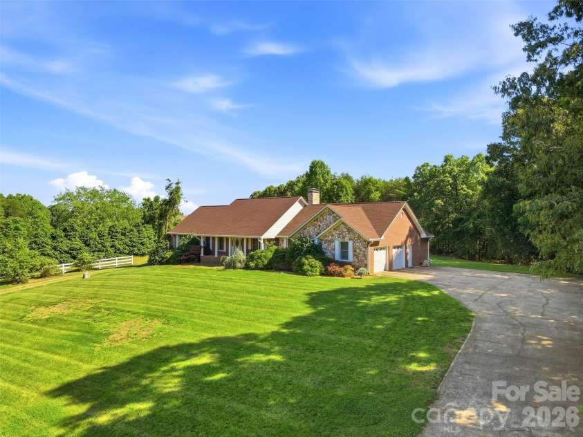 6181 Willowbottom Road, Hickory, NC 28602.  MLS# CAR4382562, YatesRealty ID 32755. 